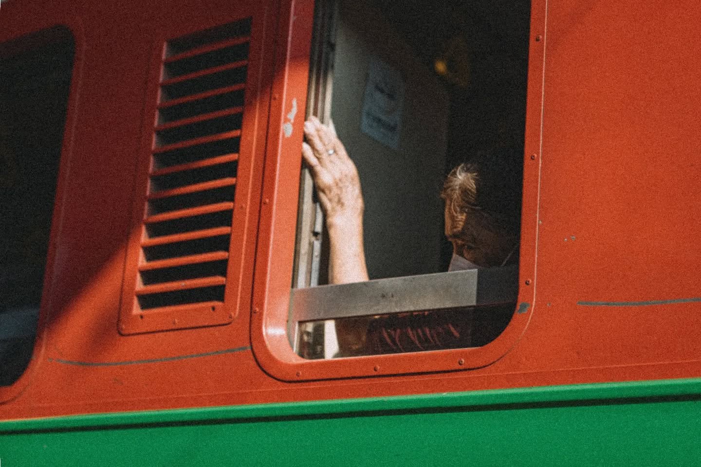 #thailand #train #maeklongrailwaymarket #photography