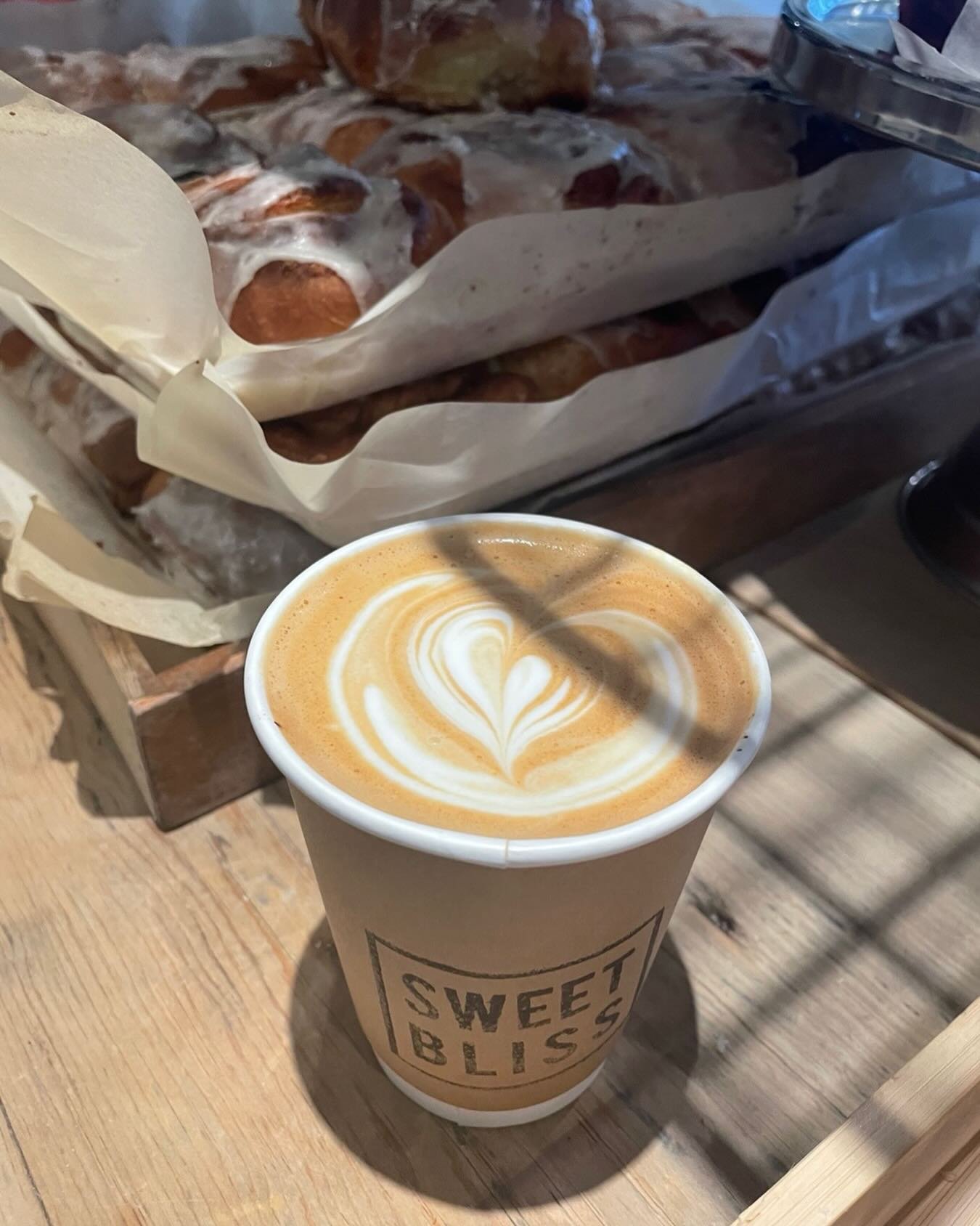 Coffee and cinnamon buns in the background, weekends
#cinamoroll #coffeeshots #lesliville