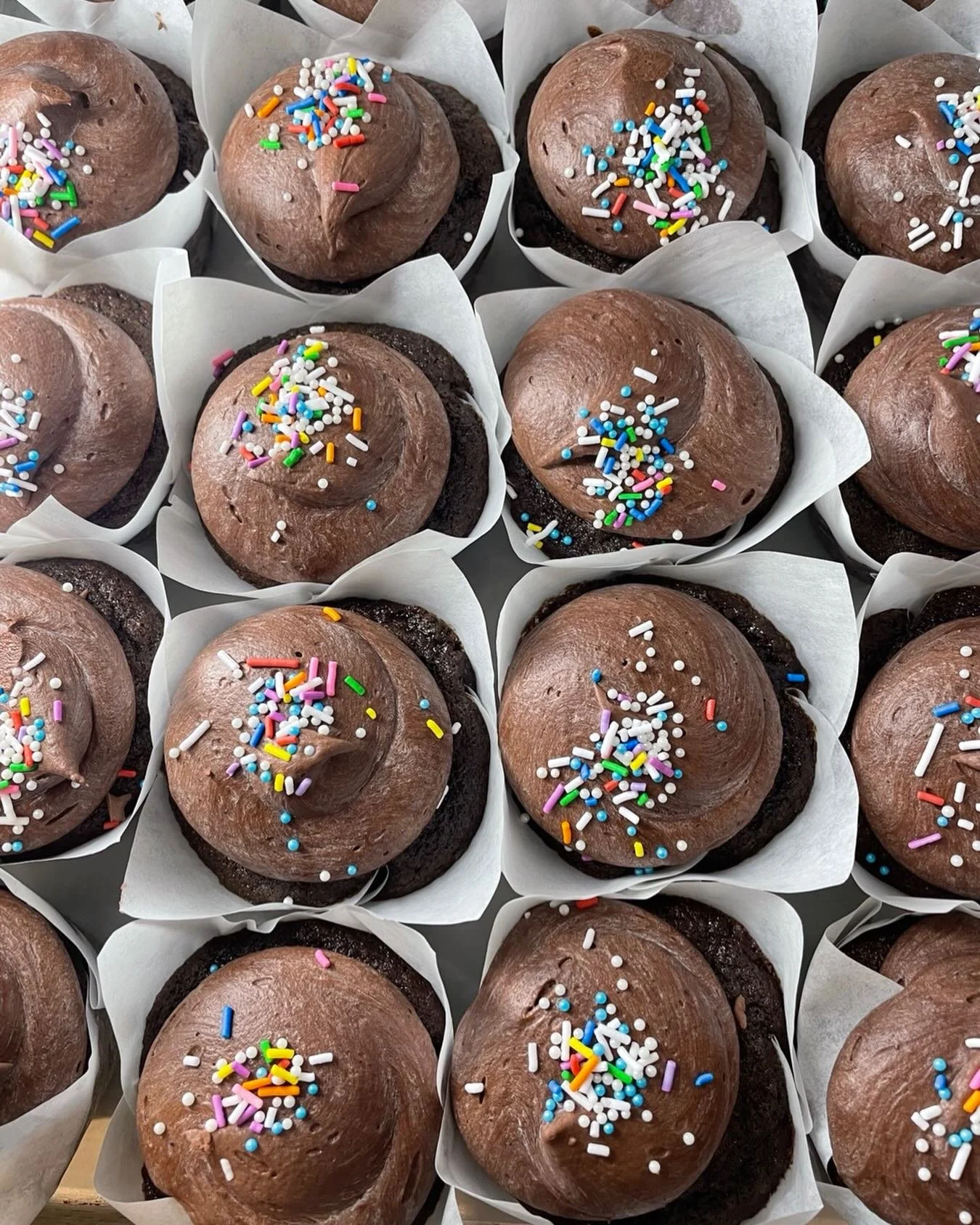 #cupcakes #chocolatelovers#sprinklescupcakes #lesliville #bake  Saturday Cupcakes!!