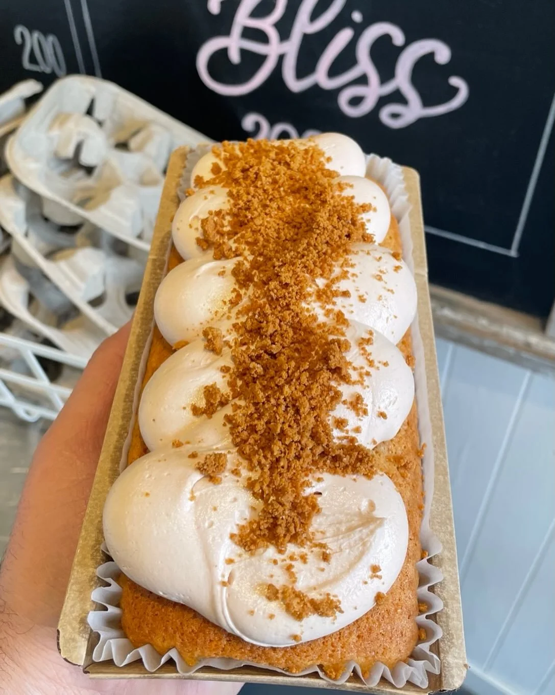 Lemon pound cake with raspberry Biscoff buttercream #biscoff #biscoffcake #lesliville