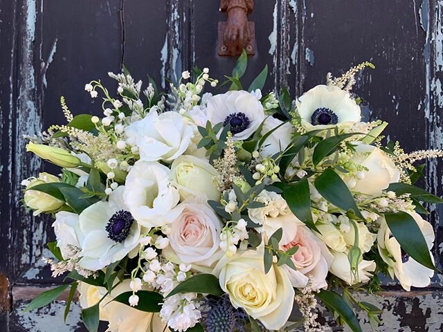 today&rsquo;s bouquet was all the winter whites with a teeny pop of blush 🤍