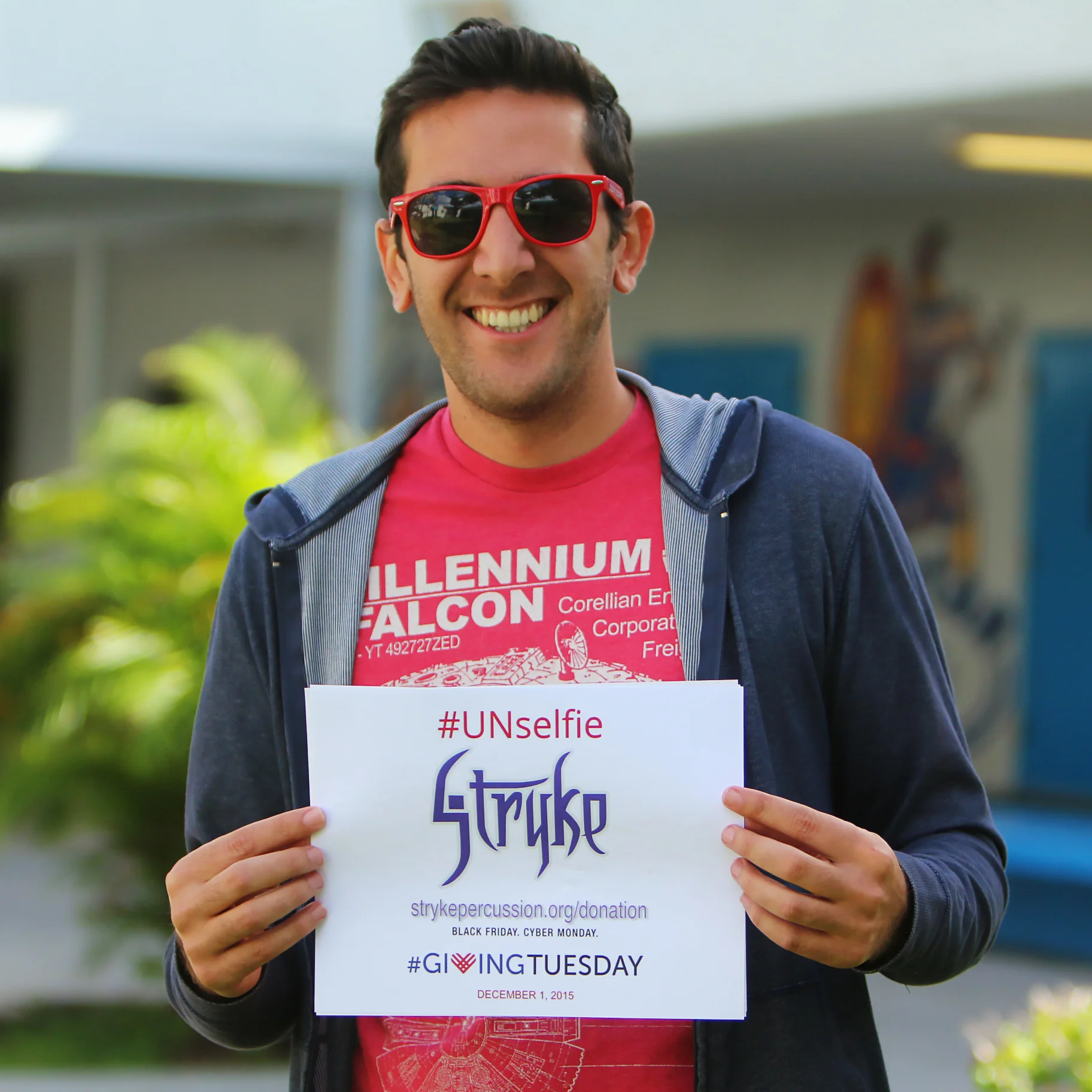 David Yunis with his STRYKE Unselfie Sign. 