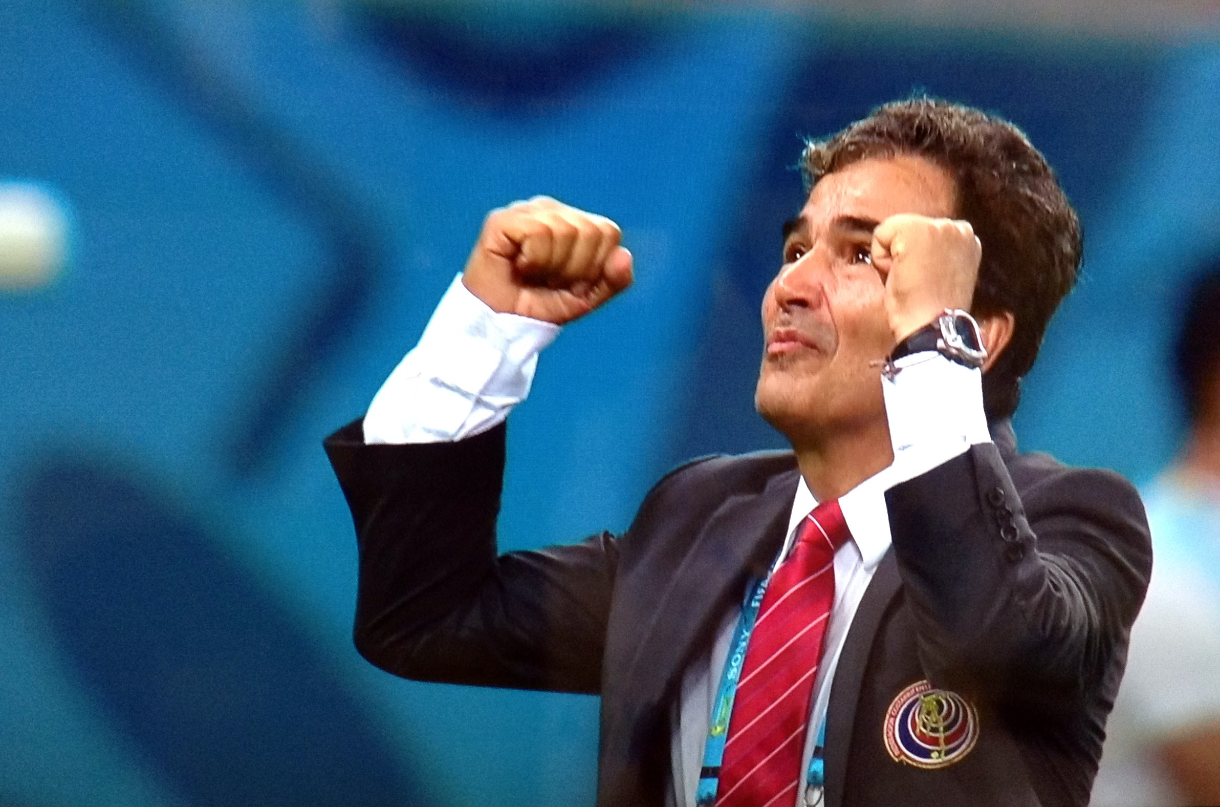 El entrenador de Costa Rica, el colombiano Jorge Luis Pinto, celebra la clasificación del equipo centroamericano a cuartos de final, al cabo de la definición por penales ante Grecia, en Recife, durante el Mundial Brasil 2014. El encuentro disputado el 29 de junio culminó 1-1 tras el tiempo reglamentario y el suplementario.
