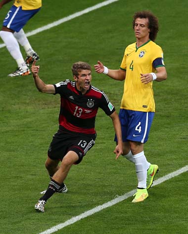 Thomas Müller celebra el primer gol de la victoria alemana por 7-1 frente a Brasil en la semifinal del Mundial 2014. El encuentro disputado el 8 de julio de 2014 en el estadio Mineirão de Belo Horizonte. El abultado marcador supuso la peor derrota en la historia del fútbol brasileño. Foto: Gabriel Piko (www.pikopress.com / Twitter: @gabrielpiko).