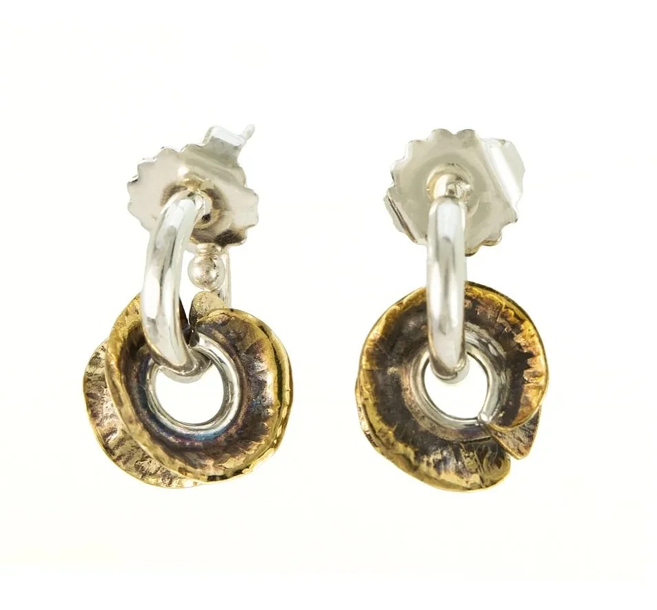 From fire to form&mdash;our Canyon Hoop Earring capture the essence of foldforming.
Each ridge and curve is born from the hammer&rsquo;s rhythm and the heat&rsquo;s touch, creating sculptural movement that&rsquo;s both modern and timeless.

✨ A remin