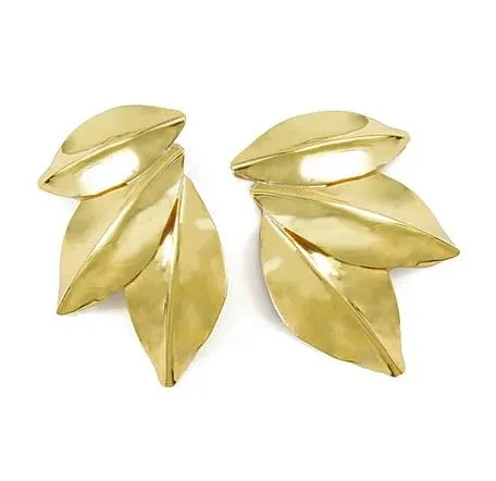 Understated strength. Sculpted leaves, with clean, architectural lines tell a story that only you can.