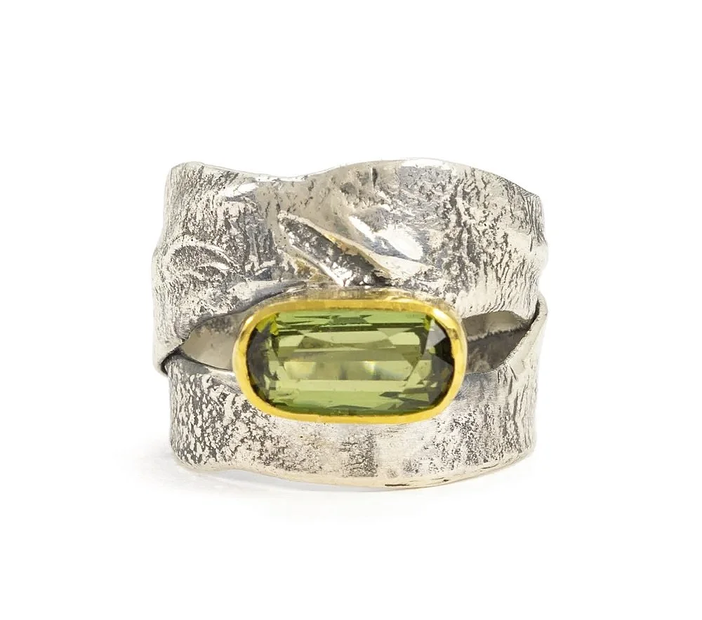 Recycled sterling silver band.
22K gold bezel.
Faceted oval green tourmaline.
✨✨✨

This feels like summer to me. ☀️
