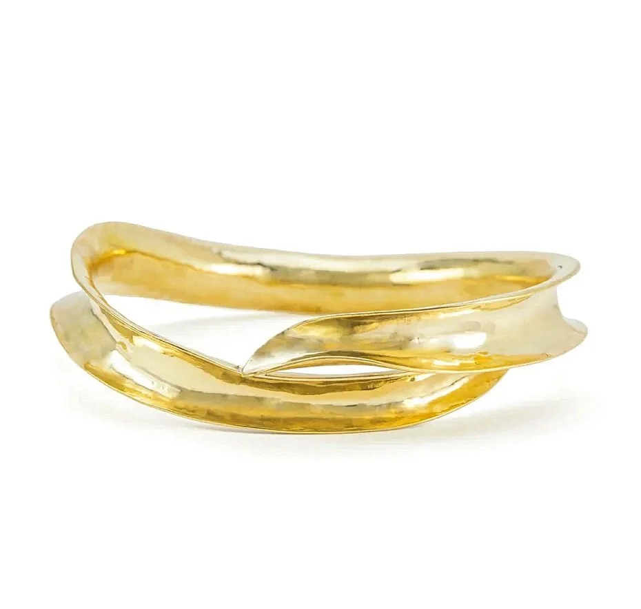 Some bangles complete a stack. Others lead it.

With twisted edges and a fluid, undulating form, this bronze oval bangle brings a sculptural rhythm all its own. 🌊