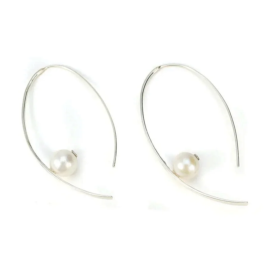 Light as a feather, our Pearl Threader Earrings are perfect for the hot days of summer when you&rsquo;d rather wear almost nothing at all. ☀️