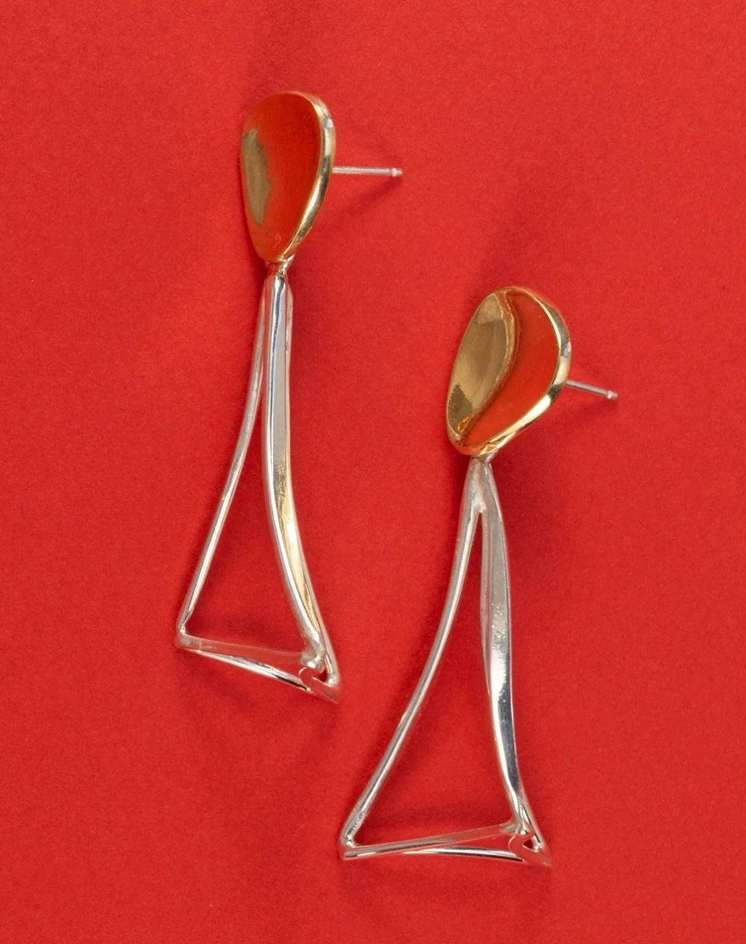 I love these earrings. 

A curved tetrahedron hangs from a softly curved top, creating a playful little study in balance and movement that really comes alive when you wear it.

Sculptural. Unexpected. Obviously ME, but made for you.

Wearable art, ma