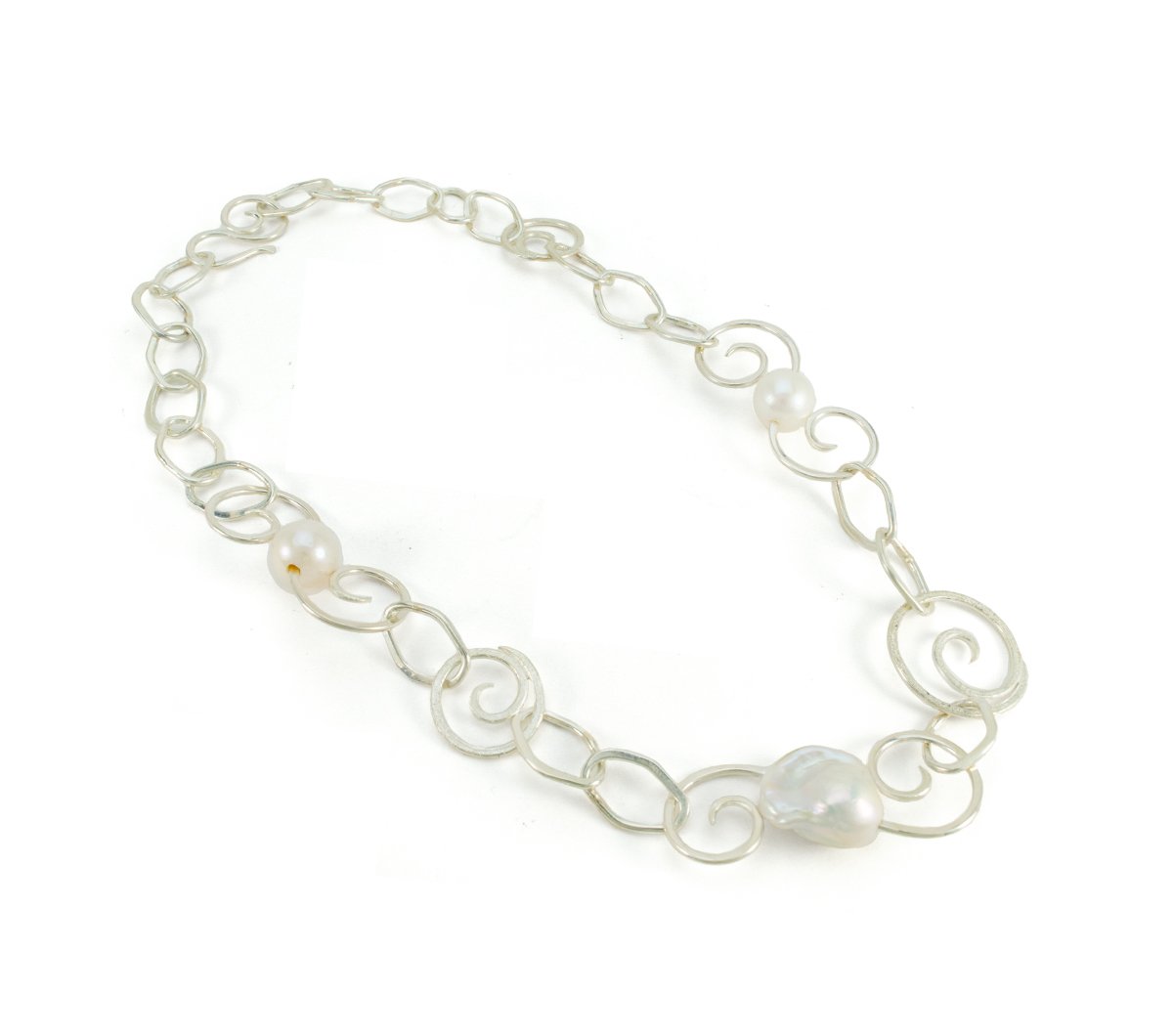 ShortDripPearlChainNeckWh2.jpg