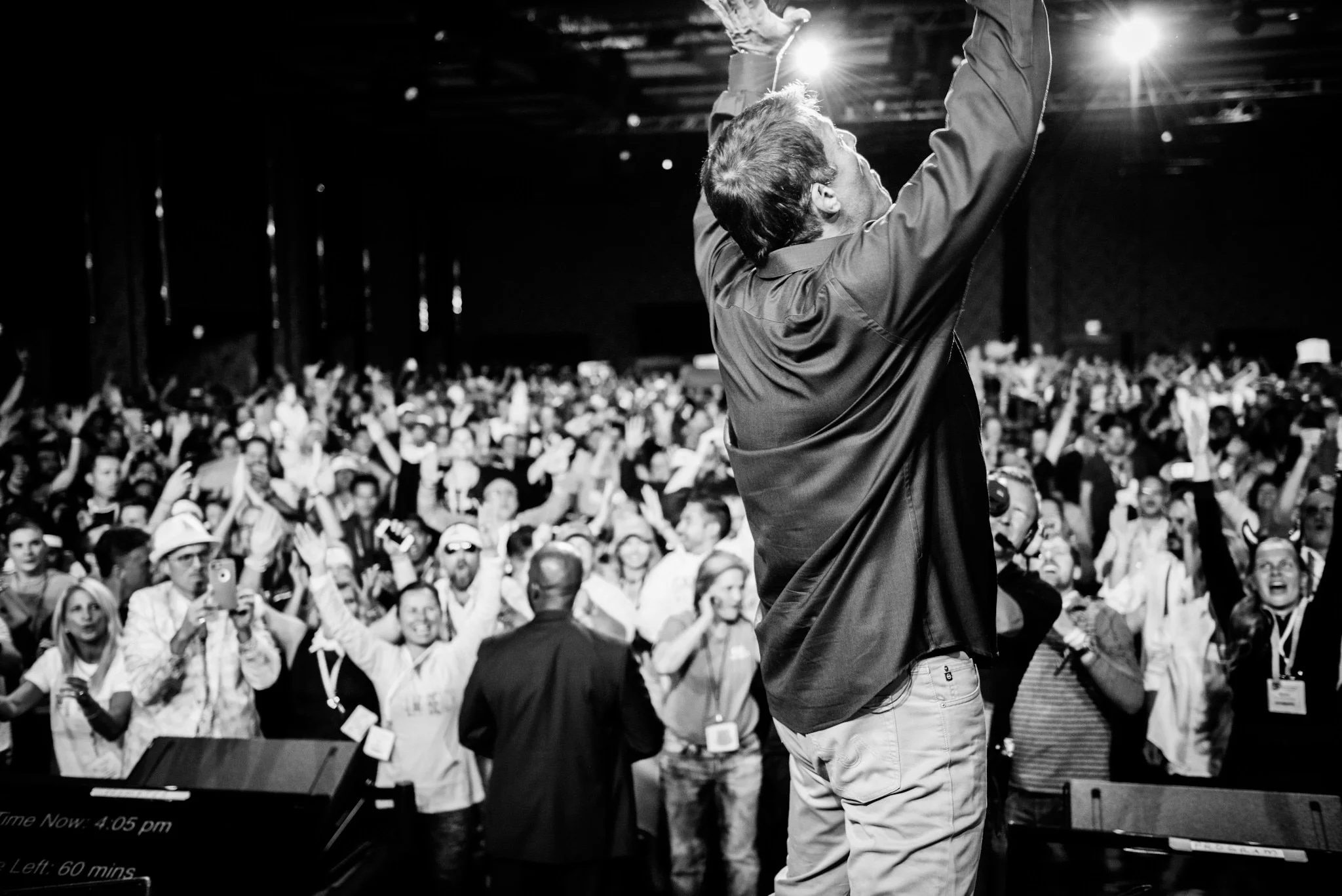 TonyRobbins_stage-4.jpg