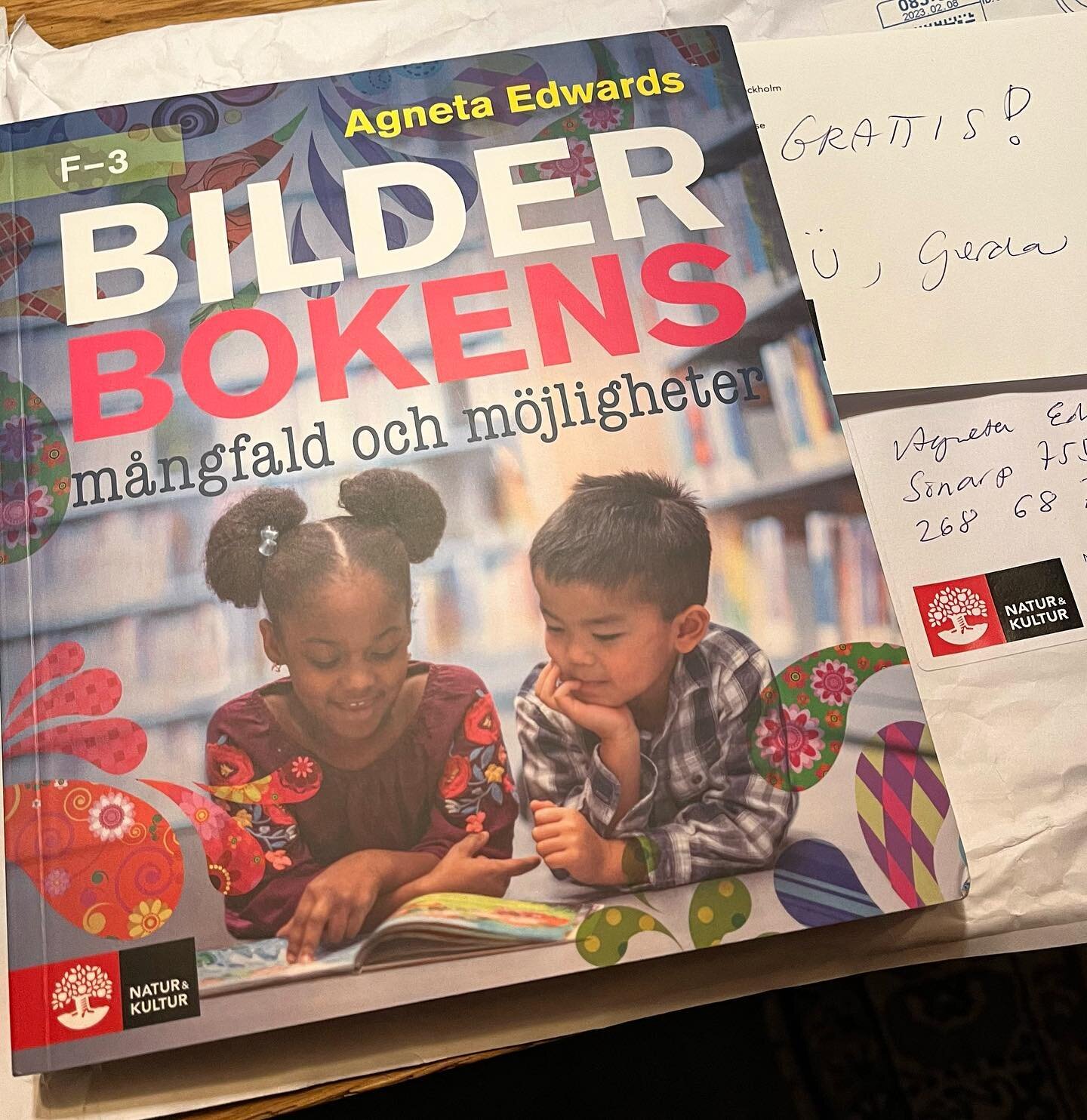 Wohooo en g&aring;ng till🌼🌼🌼Snabbaste leveransen &rsquo;ever&rsquo;&hellip; 💨 Tack f&ouml;r det, b&auml;sta G p&aring; @nokpedagogik 🙏🏻👋🏻 I postl&aring;dan redan idag, n&auml;r f&ouml;rfattaren kom hem till byn fr&aring;n sin l&auml;rarg&auml