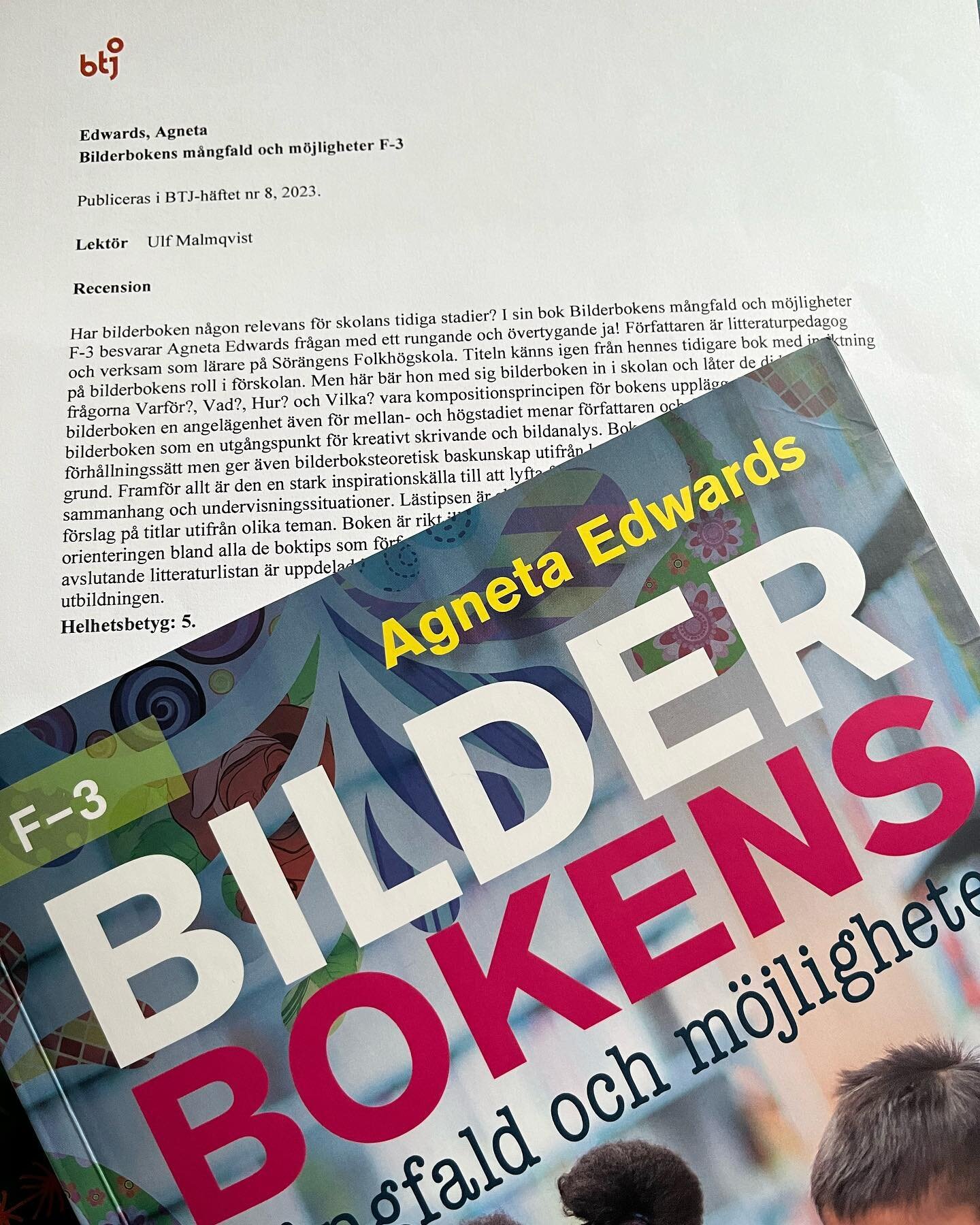 Hurra hurra 👻👻👻 glad F&ouml;rfattare! Ulf Malmqvist @forskolebiblioteket_flyttar_in ger &rsquo;Bilderbokens m&aring;ngfald och m&ouml;jligheter F - 3&rsquo; (N&amp;K) betyget 5 - Briljant i recensionen som publiceras i BTJ-h&auml;ftet nr 8 2023. T