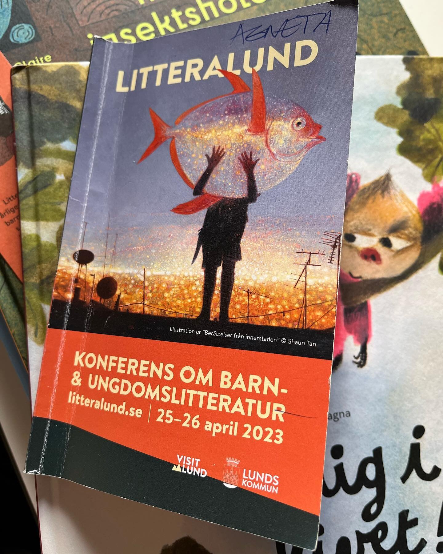 Vad kan v&auml;l en dag p&aring; barnbokskonferens vara?, om inte alldeles alldeles underbar! Ovant att litegrann ha rollen som reseledare - bevistade f&ouml;rst&aring;s Litteralund tillsammans med klassen p&aring; @bilderboksorangen och tror kanske 