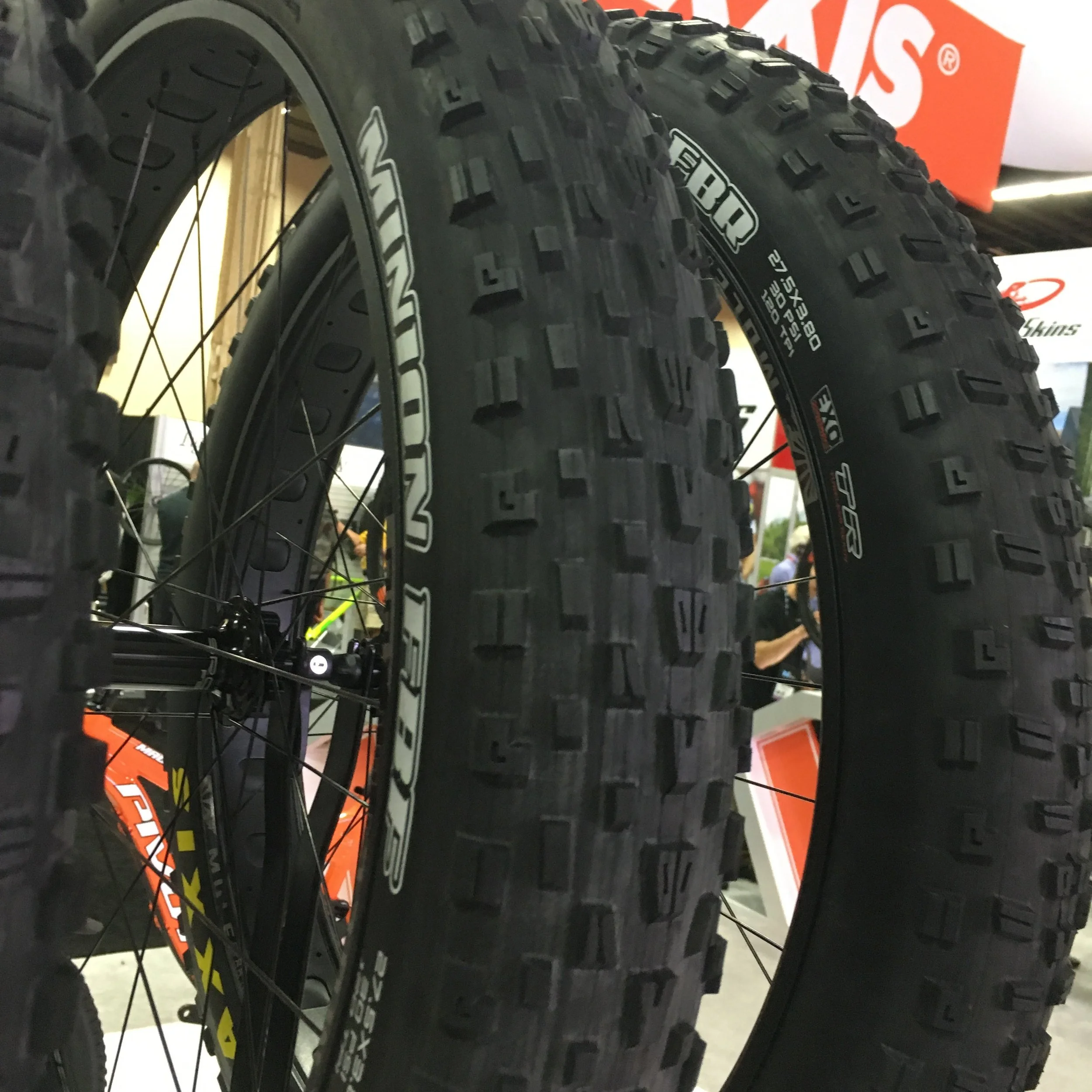 INTERBIKE 2016: Maxxis Minion FBF & FBR - (DH-F & DH-R in Fat bike tire sizes)