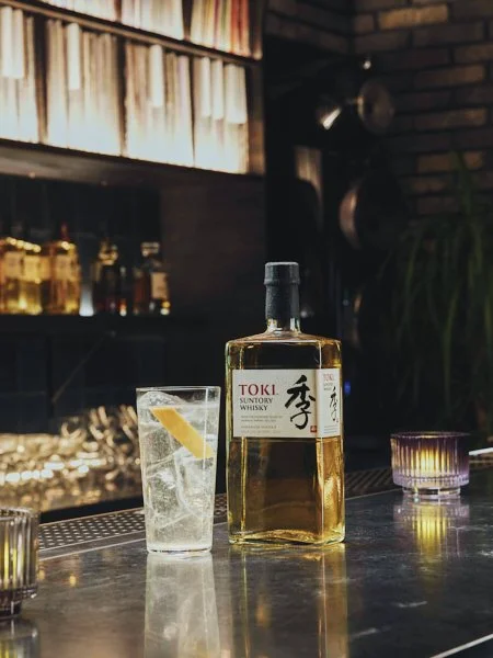 Suntory Toki Japanese whisky highball on dark bar counter, lifestyle campaign Tokyo — Victor Marvillet photographer