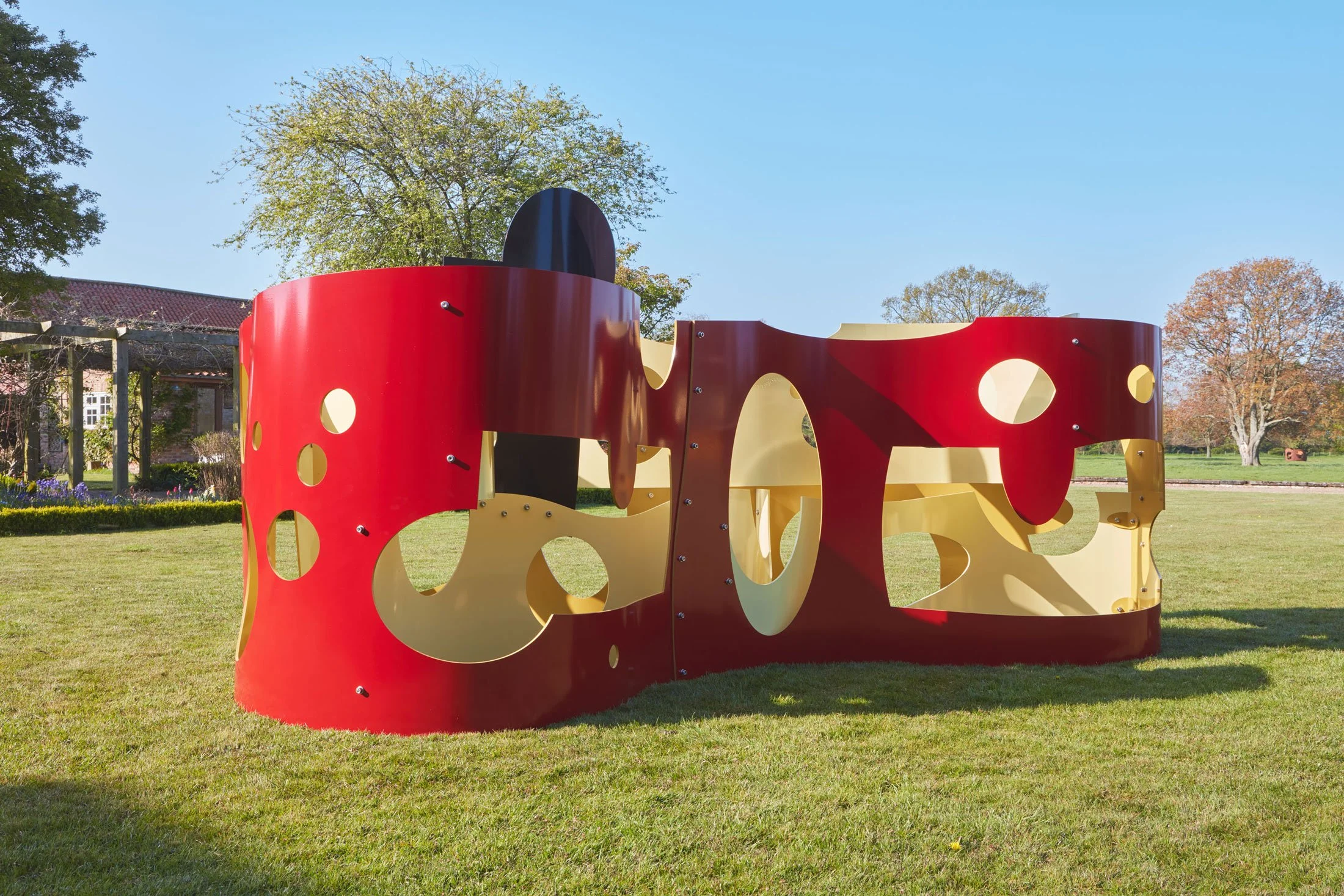 Jeff-Lowe,-King,-painted-aluminium,-406-x-202.5-x-196-cm-13A1916.jpg
