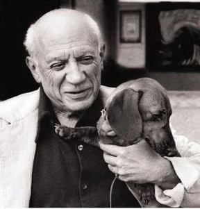 Pablo Picasso posing with "Lump" (photo source: dreamdogsart.typepad.com)
