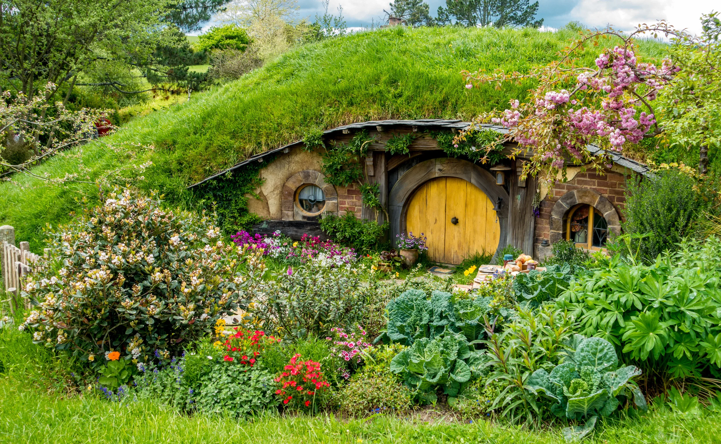 hobbiton_yellow_door.jpg