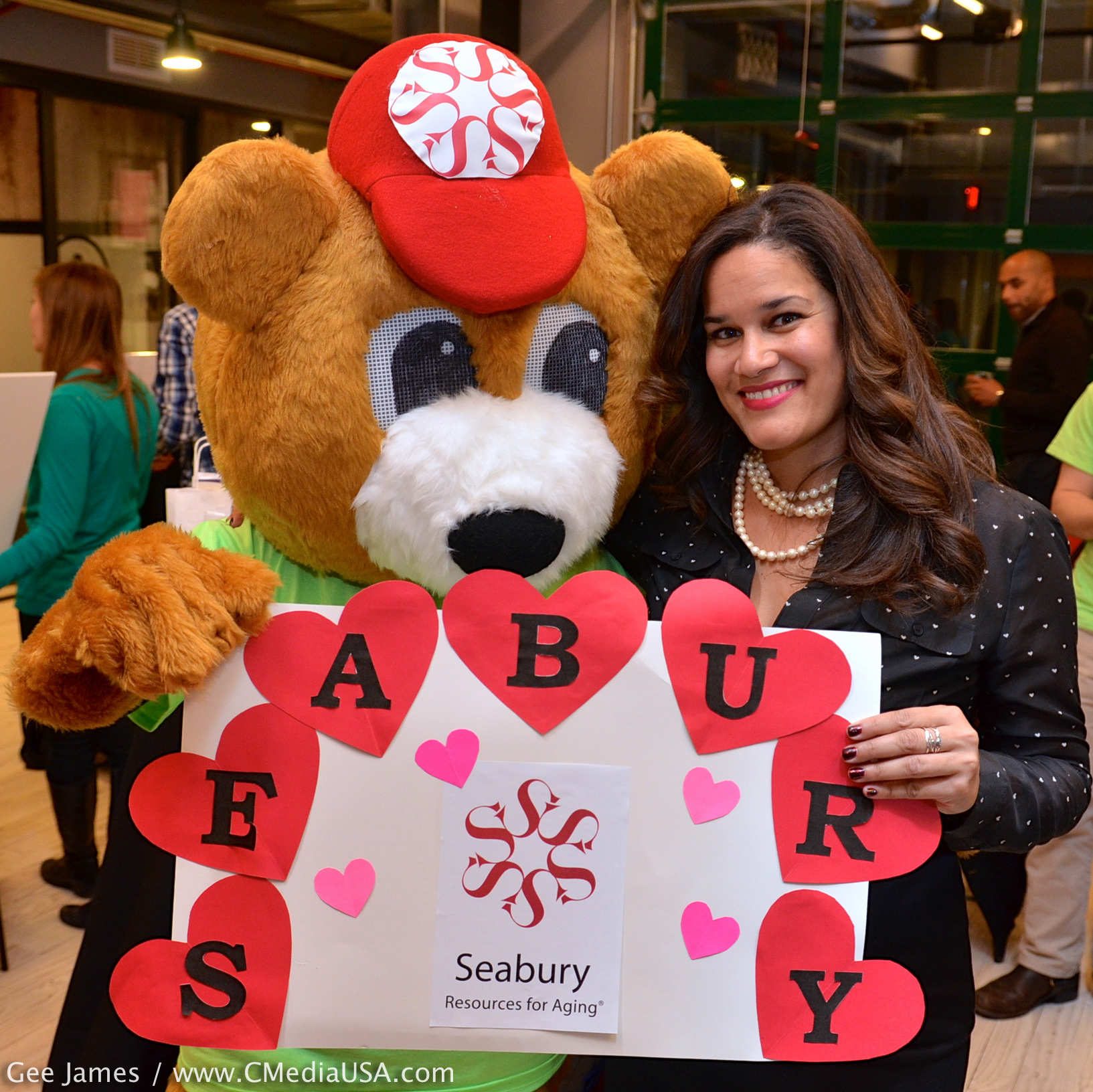  The Seabury Bear poses wth DDG founder Saranah Holmes/Photo by Gee James for CapitolMedia&nbsp; 