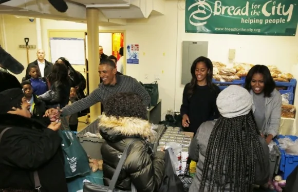 The Obama family serves Thanksgiving dinner at Bread for the City/ Photo from The Daily Caller