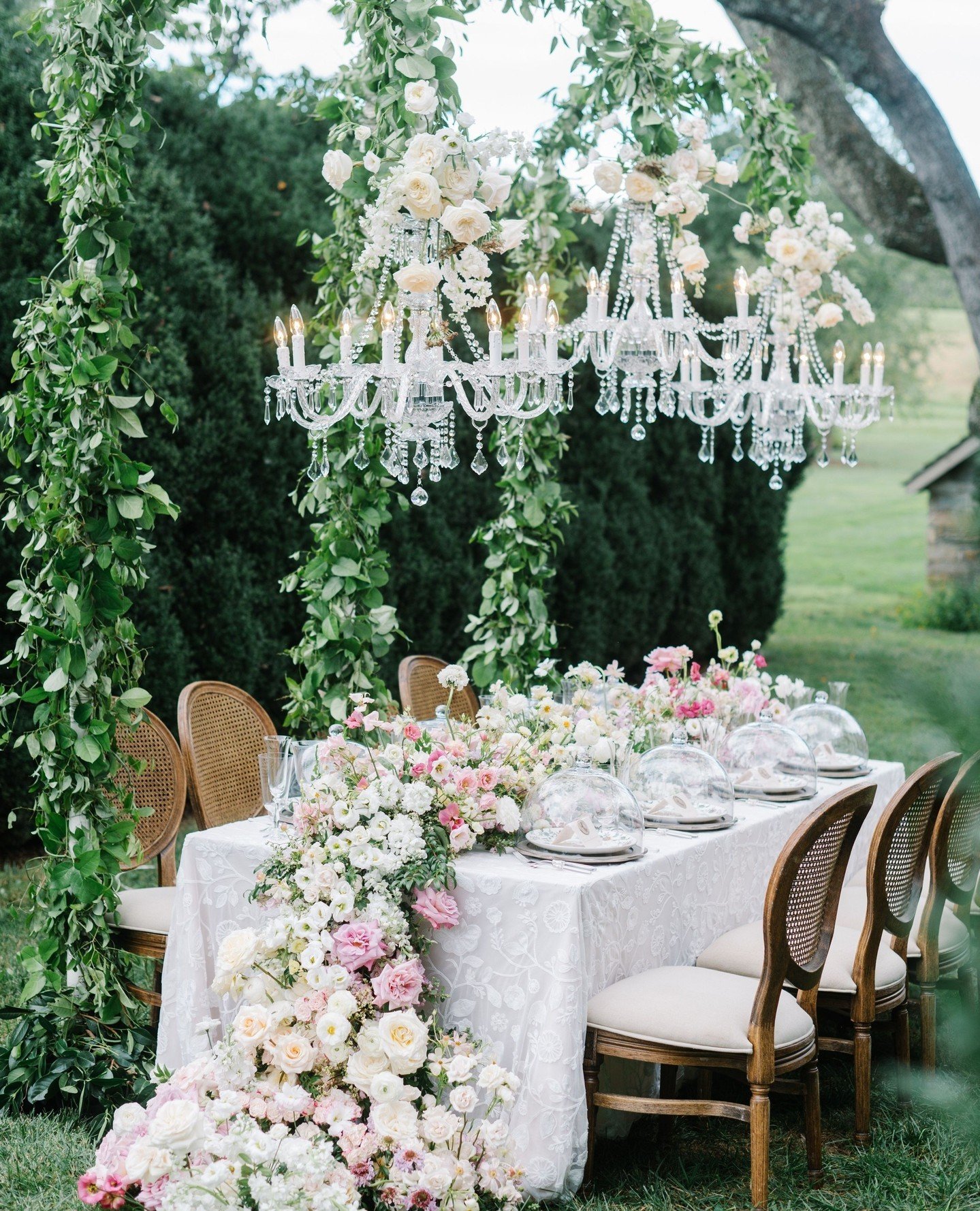 Set the table with a feast for the eyes 🤍 The beautiful thing about a table is that even in the infinite outdoors with a sky above, it still brings people together for a meal that can feel so close and intimate.⁠
⁠
--⁠
Photography: @annaandmateo⁠
Ve