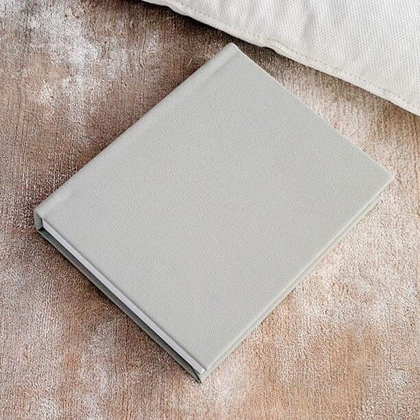 EEEKK! I'm SO excited! I can now offer stunning leather as a cover upgrade option for my handmade wedding albums! This Pearl Grey is my absolute FAVOURITE but I have 6 gorgeous shades of leather now available! 😍😍😍

#weddingphotography #weddingphot