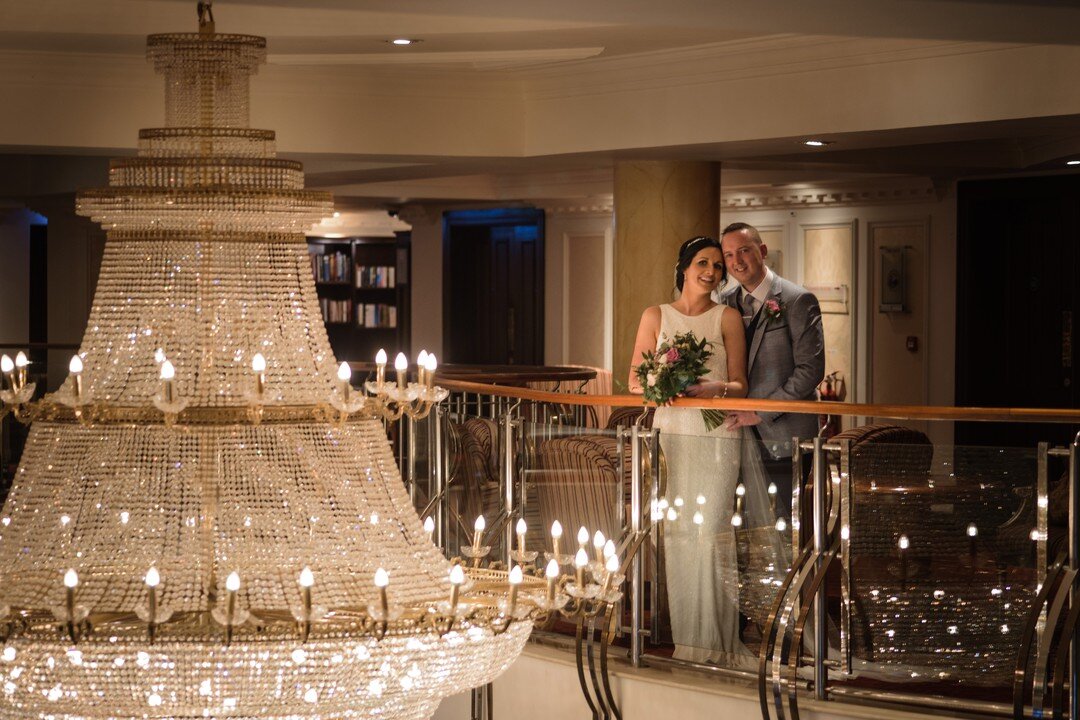 Here's a throwback to this fun and glam 2019 wedding in the outstanding @knightsbrookhotel! Clare and David's wedding was super fun (total messers, the pair of them! 😆) but there's always room for a glamorous and sophisticated shot or two - just to 