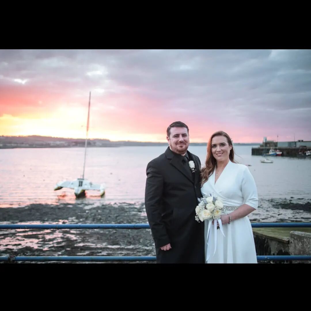 When it comes to stylishly laid back weddings, this fab couple had it nailed! Gorgeous Eimear and Kenn were married this day last week in a wonderfully emotional ceremony (I may or may not have teared up a bit!) in Ardgillan Castle. Their elegant mon