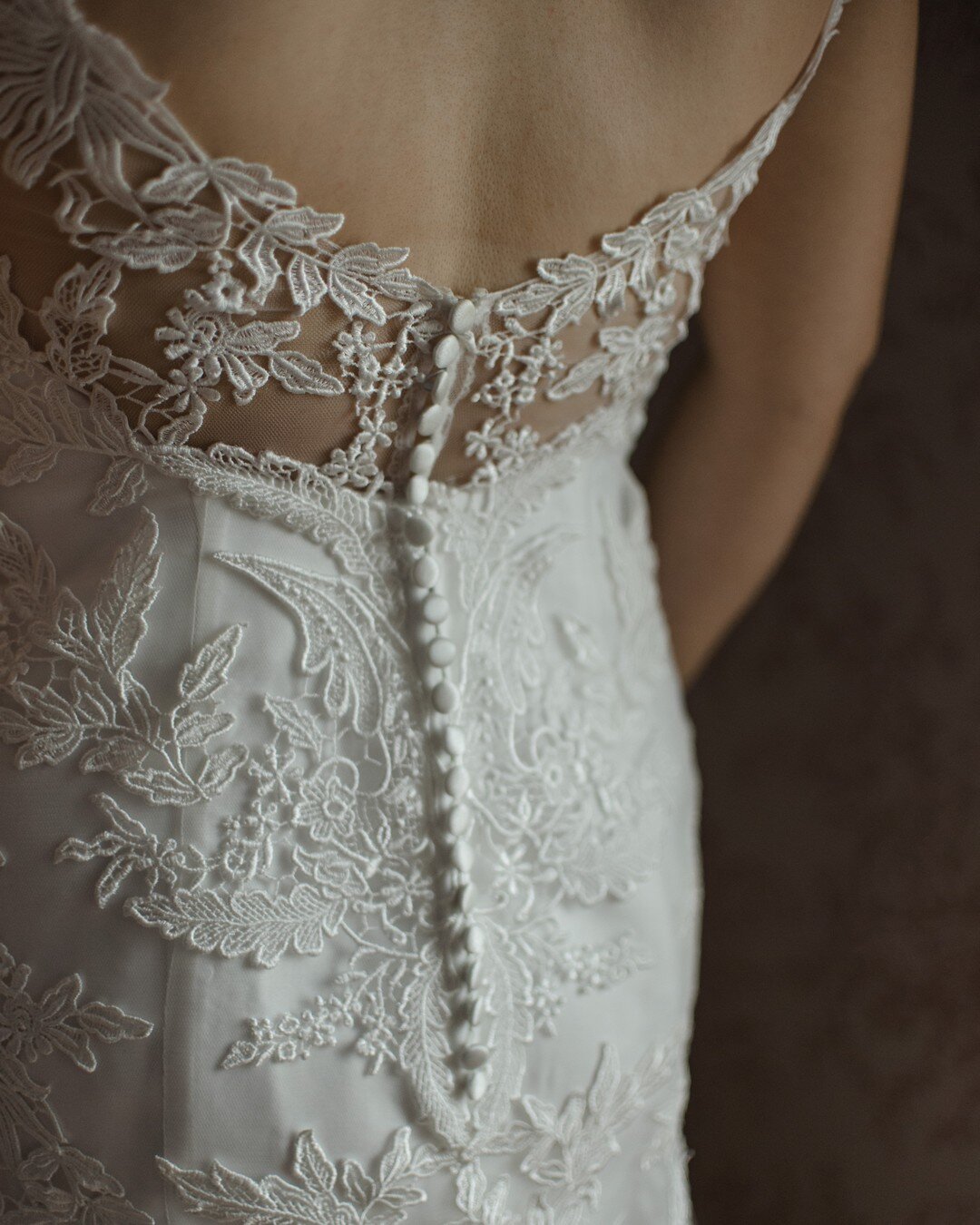 I'm in love with all of the little details of a wedding; the flowers, the rings and especially The Dress&trade;! With rows of tiny buttons and delicate lace, the back of the bride's dress is SO IMPORTANT! So I make sure to capture it in all it's eleg