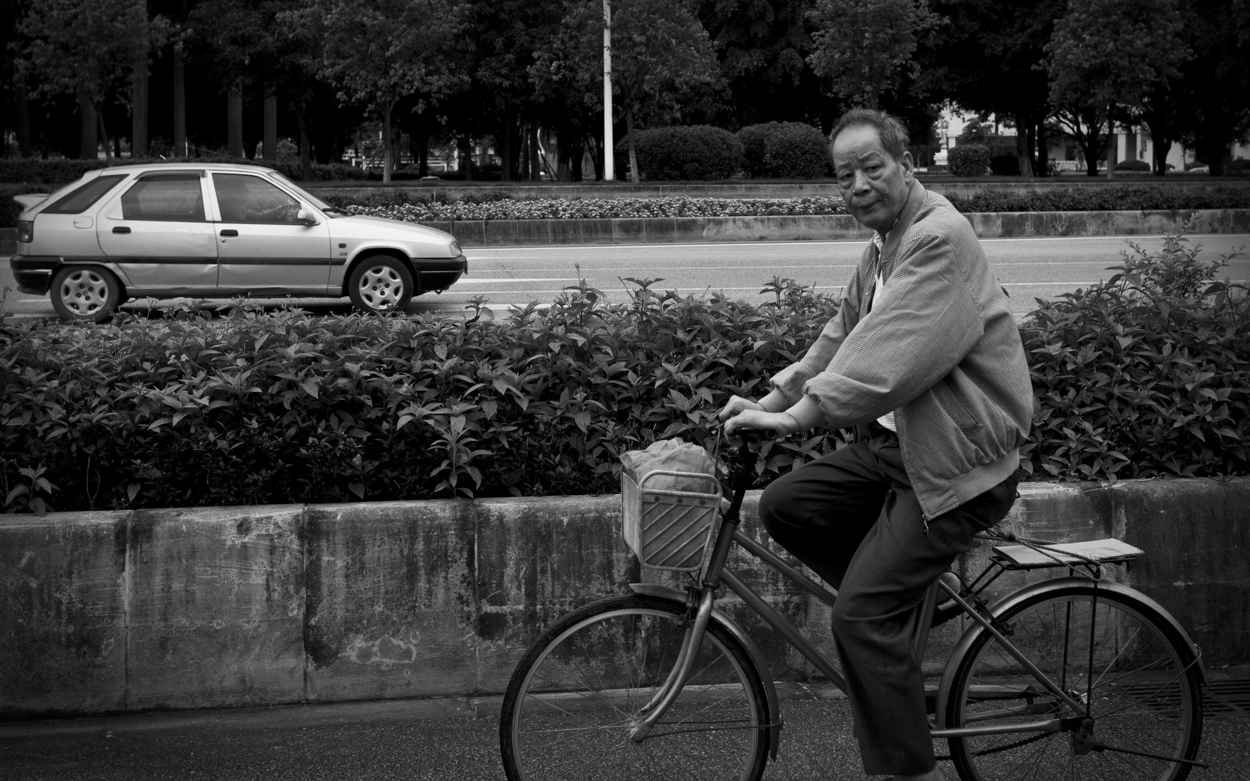 china_bike_man_bw.jpg