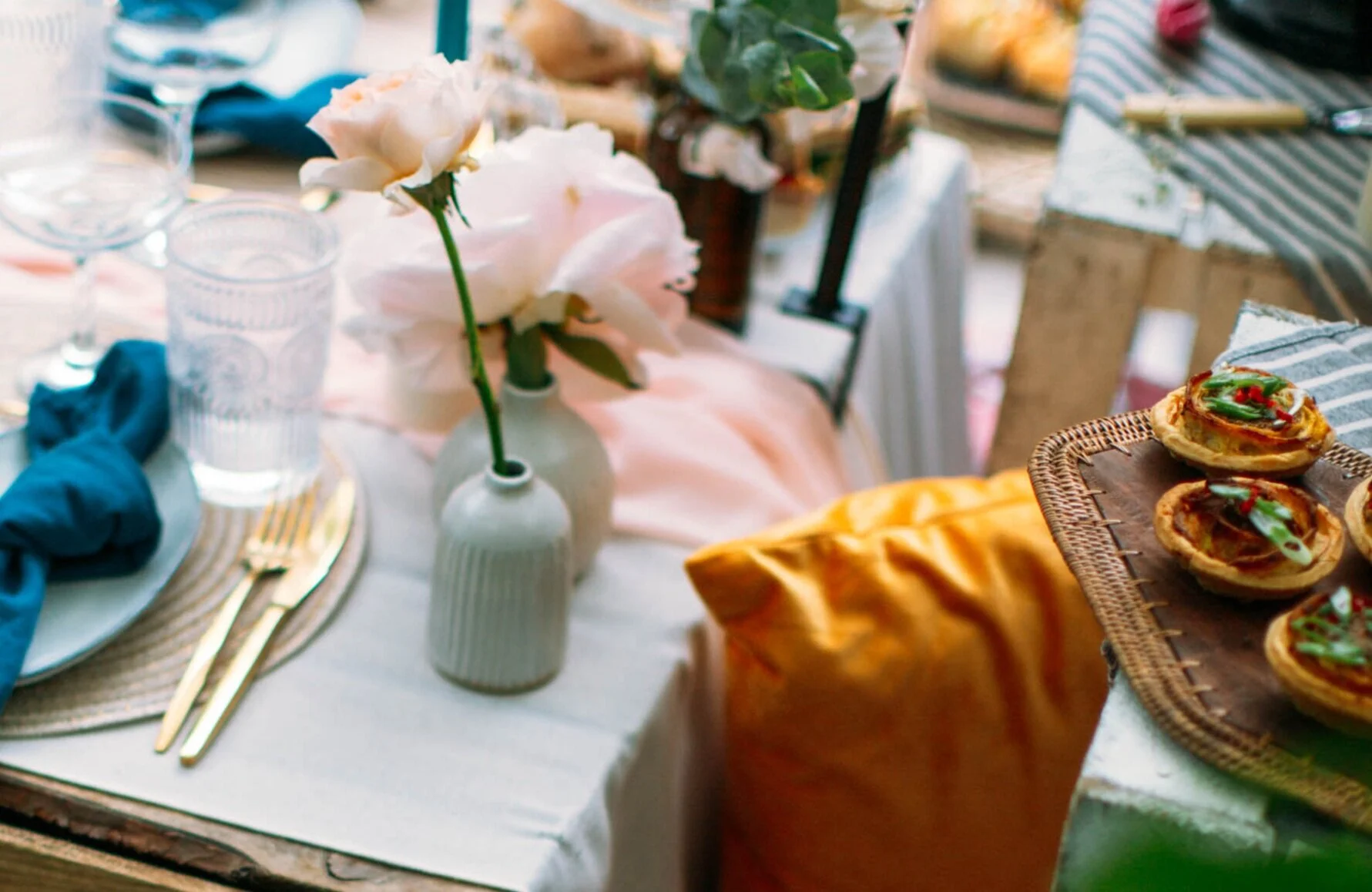 Dita+Rosted+Events+-+Wedding+Picnic+London+-+Rustic+Boho+Style+-+Afternoon+Tea+Hamper+-+Tropical+Cushion+-+Parisian+Blue+napkin+-+Stoneware+Gold+cutlery+-Apple+crate+table+-Photo-22.jpg