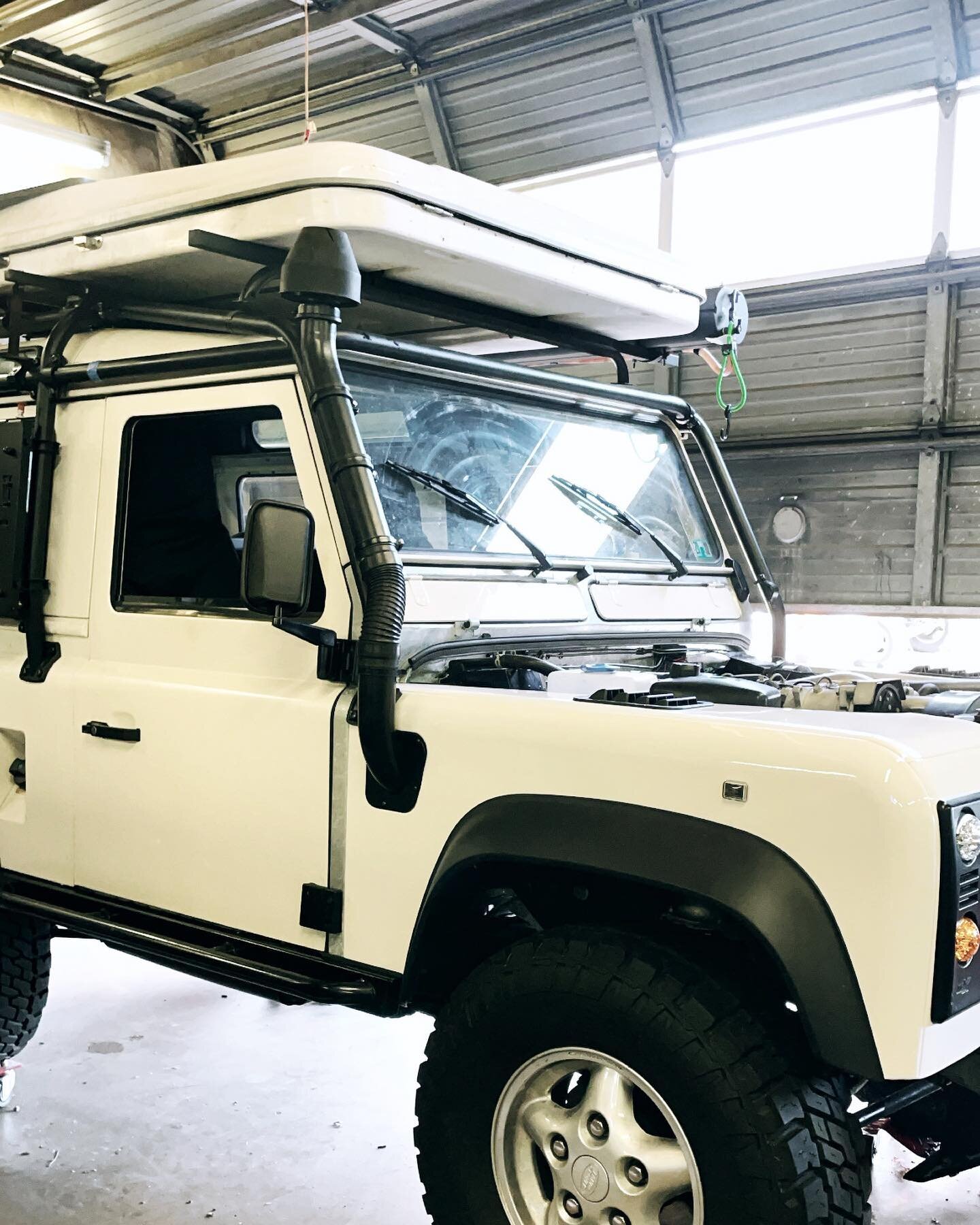 With the bulkhead swap completed, it was time to say goodbye to this #defender90 and deliver it back to The SFL coast. 

A small detour further south and this soft top 90 was scooped up and brought back to Camel City. 

Which setup do you prefer?

#l