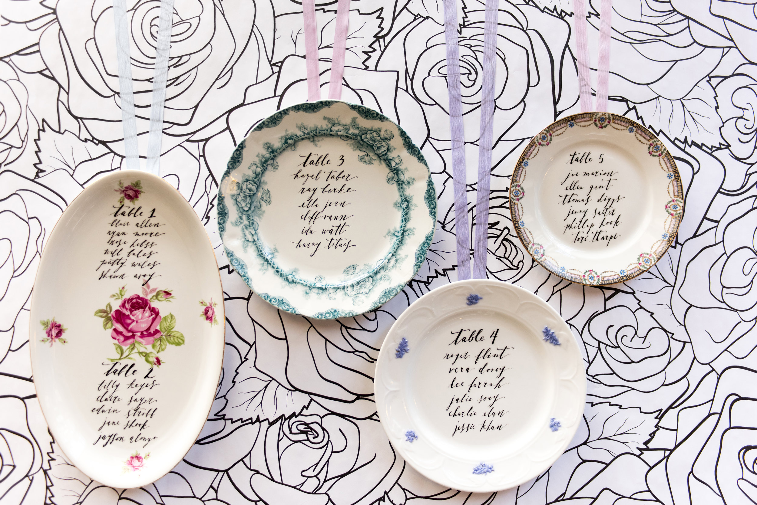 Something borrowed + seating chart display: re-purposing vintage plates can be an unexpected and fresh seating chart display for your guests. (It can also be extra-special if they are a symbolic representation of someone in the family). Photo: 5Ive 15ifteen Calligraphy: The Lettering Studio
