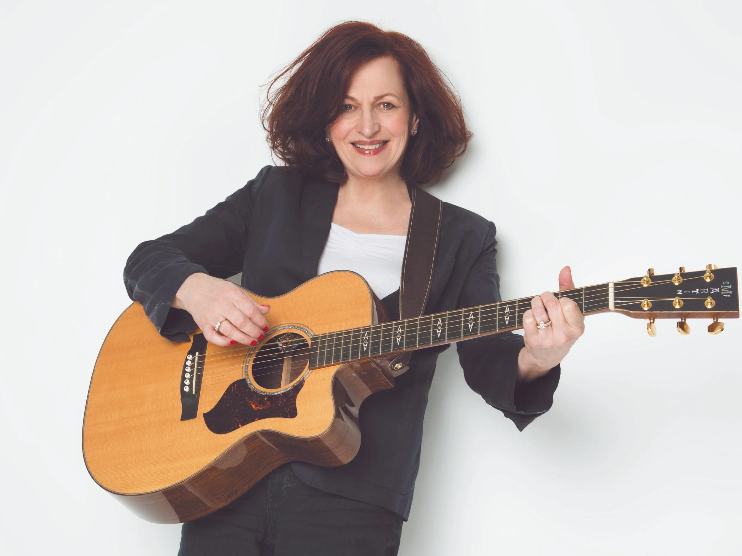 Barbara+Dickson-+Standing+with+Guitar+2016CREDIT+-+Brian+Aris_e67485cc.jpg