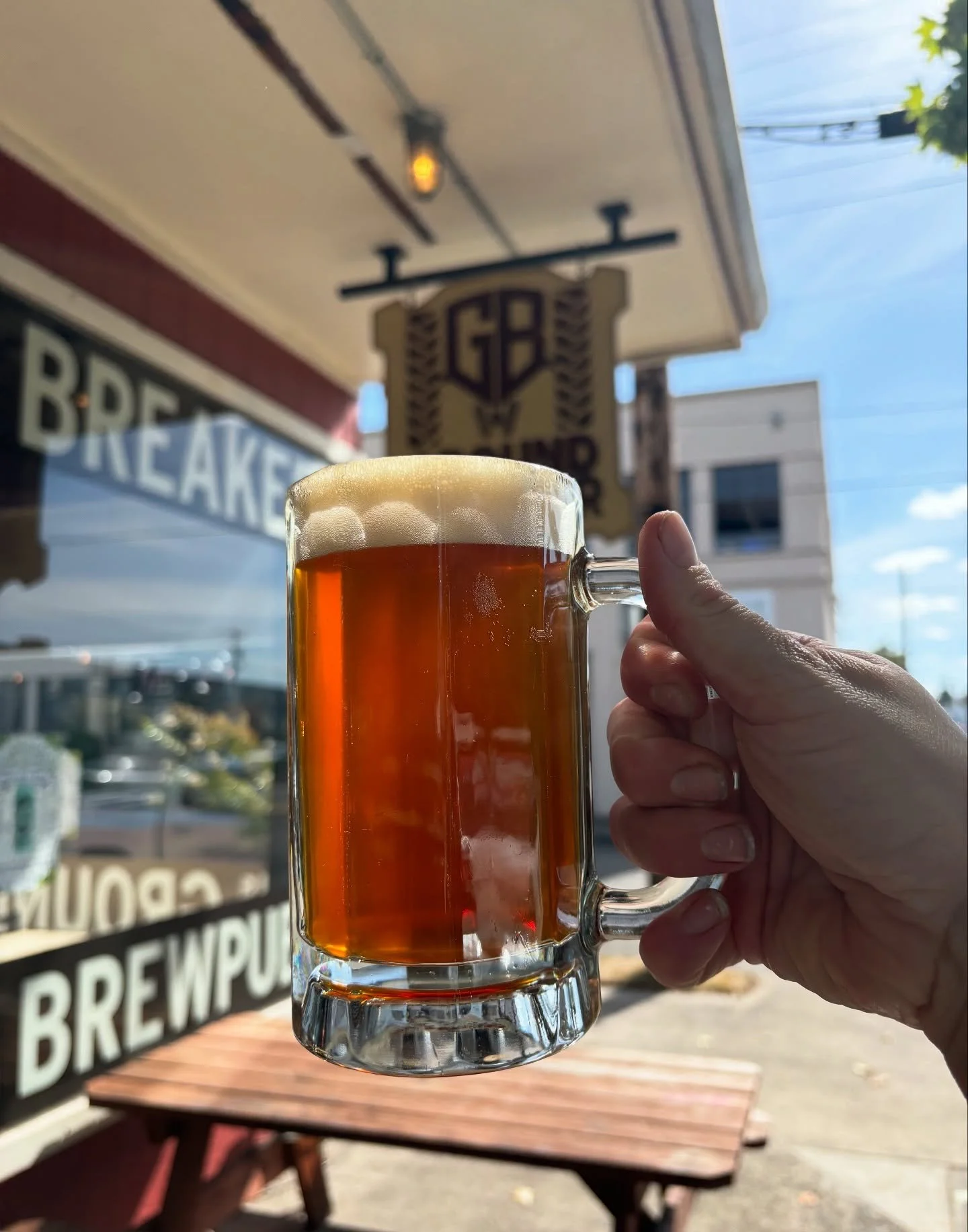 Big stein energy. 🍁🍺
The first weekend of fall calls for cozy pints and fresh air outside the pub.
Here&rsquo;s to crisp nights, bright beer, and everything autumn in Portland.

#FallBeer #FreshHopSeason #GoodGlutenFreeBeer #GroundBreakerBrewing