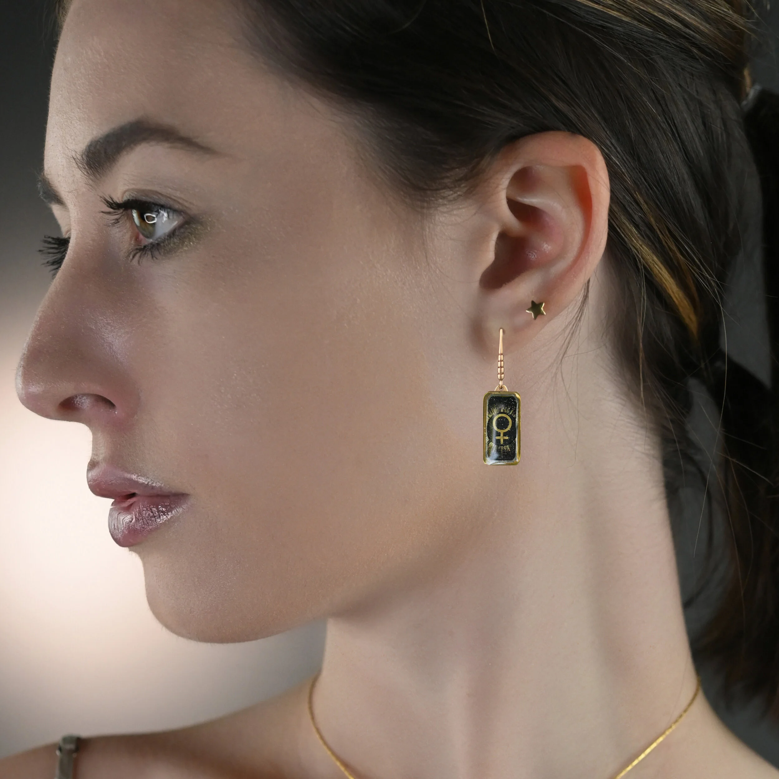 Model-with-Picture-02-Female-Symbol.jpg