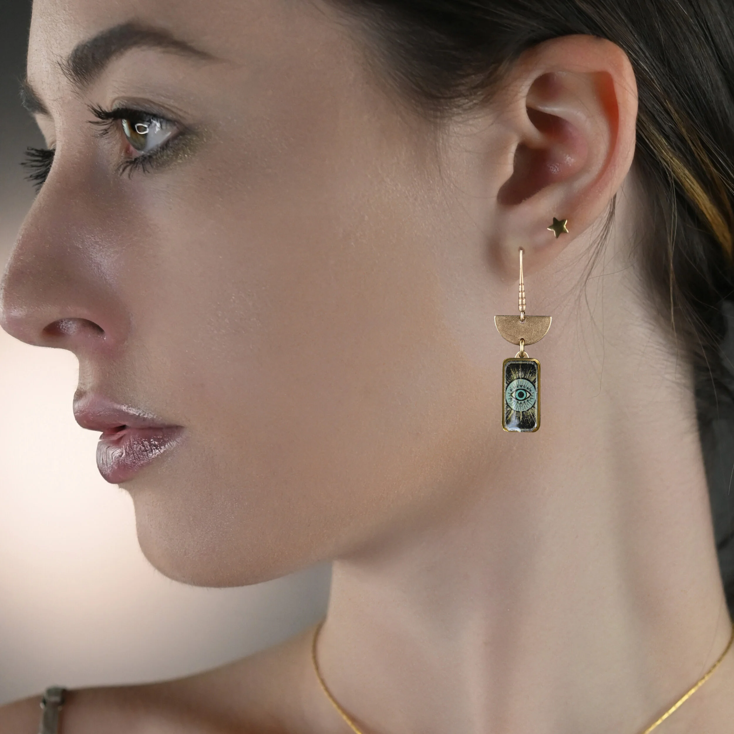 Model-with-Picture-03-Deco-Eye.jpg
