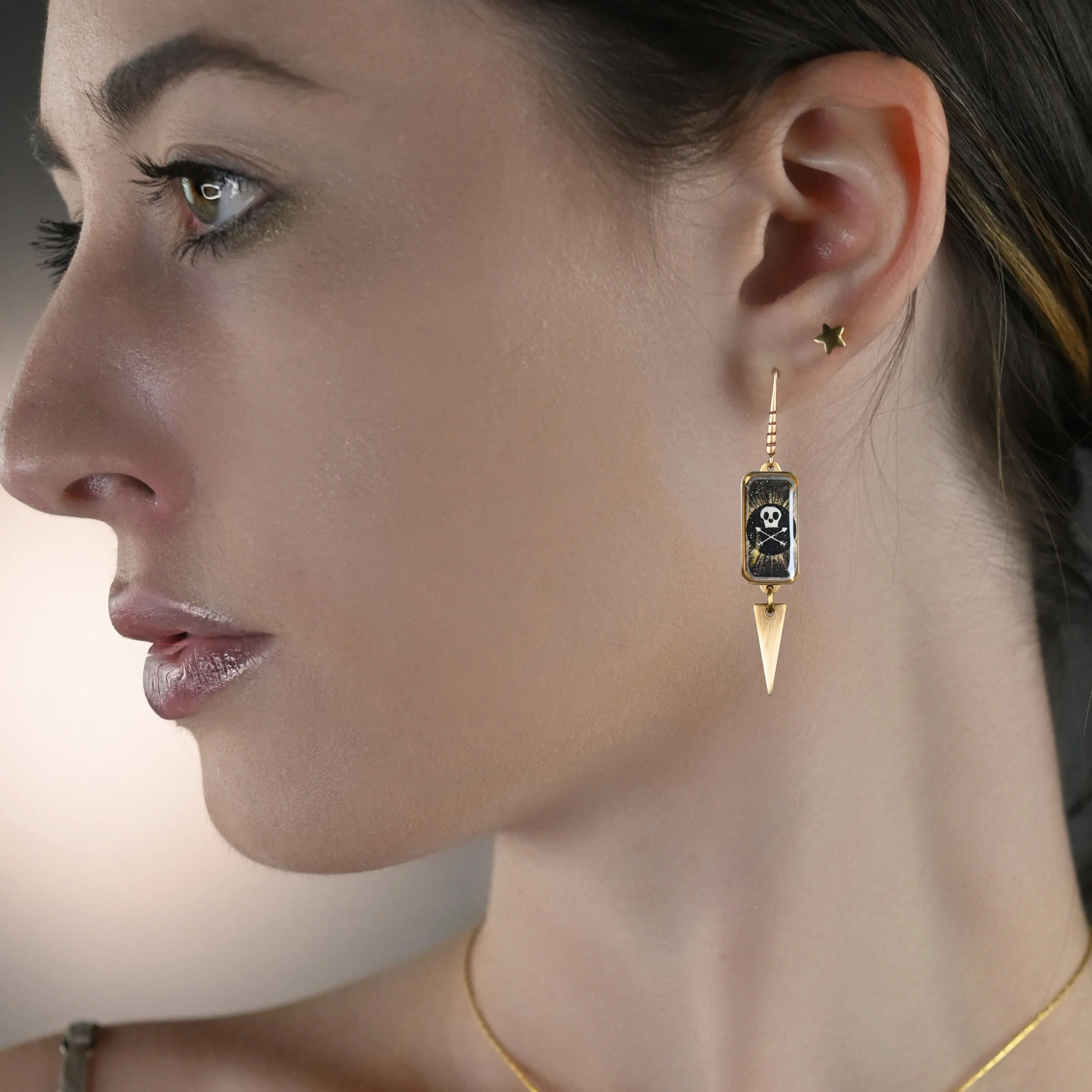 Model-with-Picture-04-Secret-Skull.jpg
