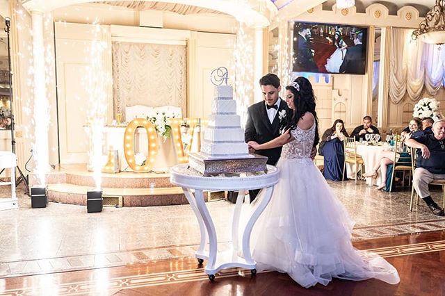 All of the lights , all of the lights !🎵. #wedding #bride #photography #weddingdress #love #fashion #casamento #noiva #Repost #amor #casal #instadaily #picoftheday #shooting #weddingphotographer #weddingphotography #weddingplanner #anastasiabeverlyhills #bridesmaids #bridetobe #colours #couple #engaged #engagement #family #flowers