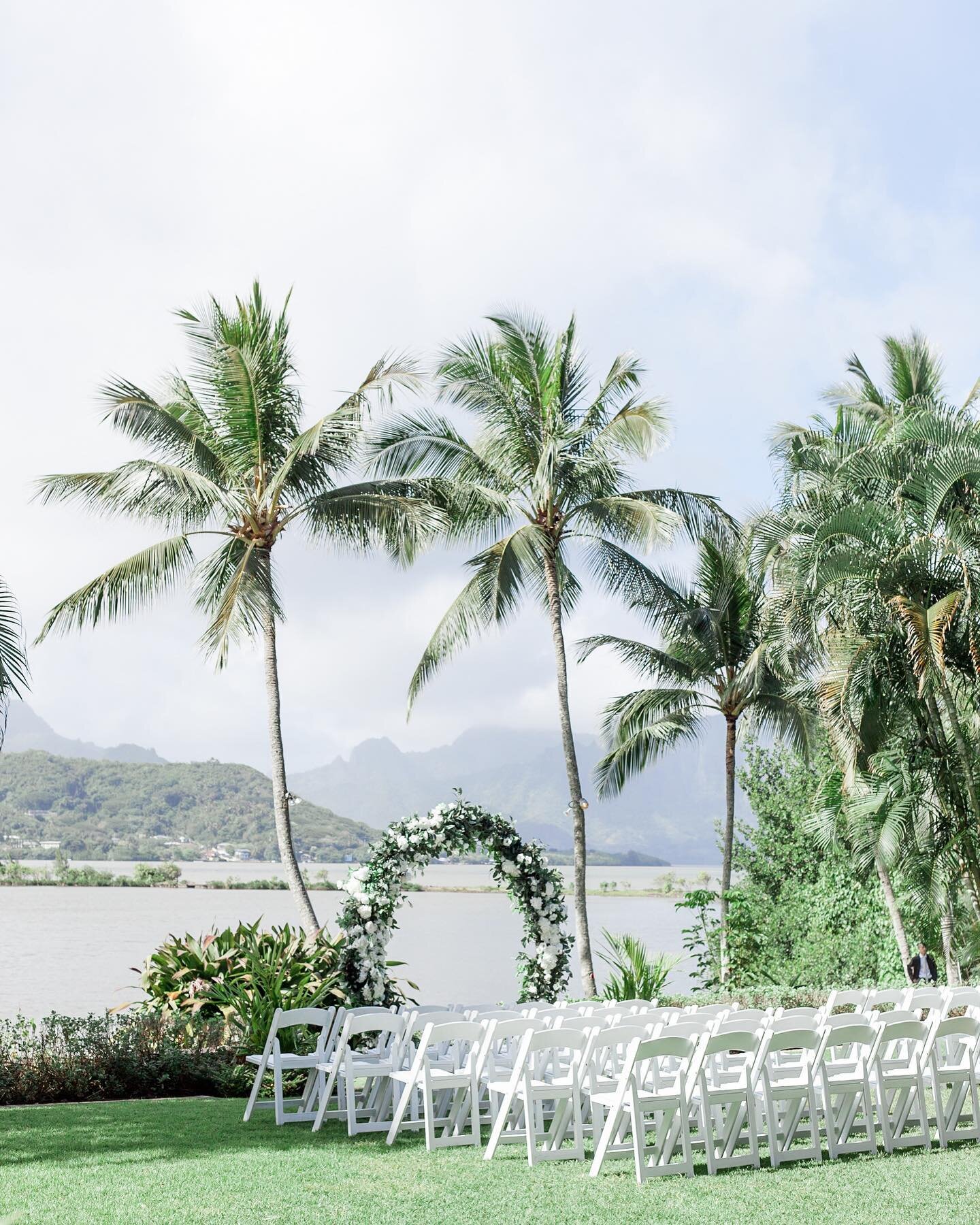 This flower arch is so stunning but can we talk about how the palm trees frame it perfectly!? Sometimes a venue just comes together so effortlessly. That&rsquo;s the beauty of a Hawai&rsquo;i wedding! 

Florals: @flowergirlshawaii 
Photography: @ambe