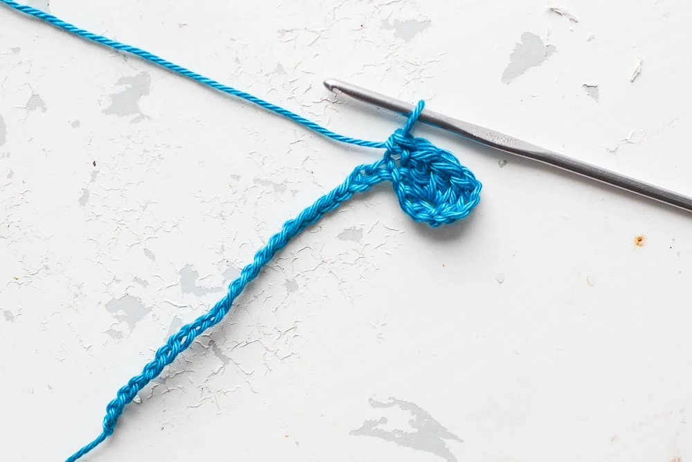 Step 2: Miss 3 chain and make 1 double crochet in the next chain. 