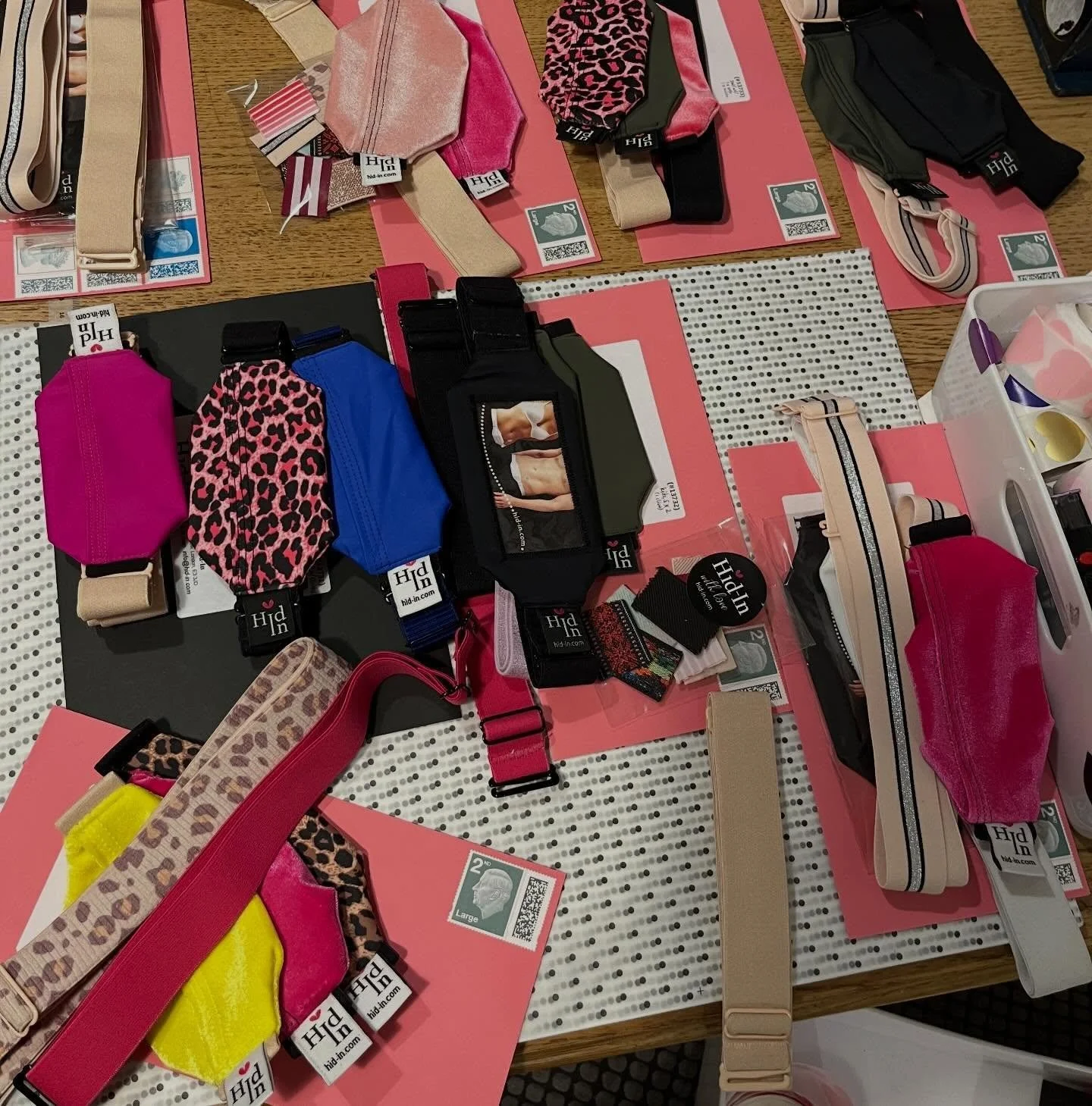 SAMPLE SALE*, still some left! 
Packing now to post tomorrow:

💝 ALL just &pound;10 for full Multiway, Pouch + Band (usually &pound;28)
🎁 Bonus Freebies if you buy more than 2 
❤️ Black Classic Windows - &ldquo;baby/ child&rdquo; size are fully adj