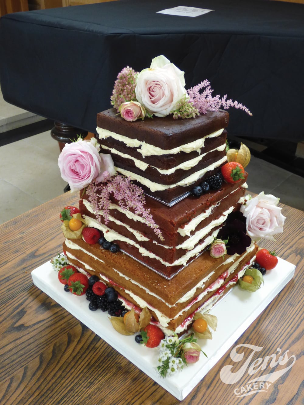  Whilst most naked cakes are round, I think square works just as well. 