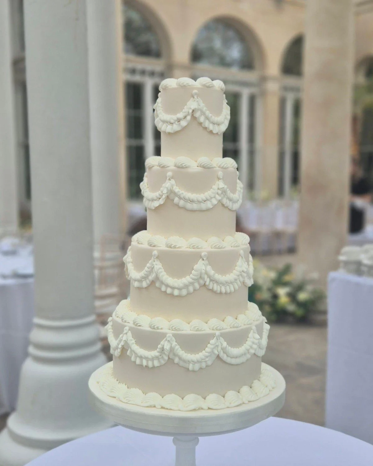 Lambeth piped ivory wedding cake