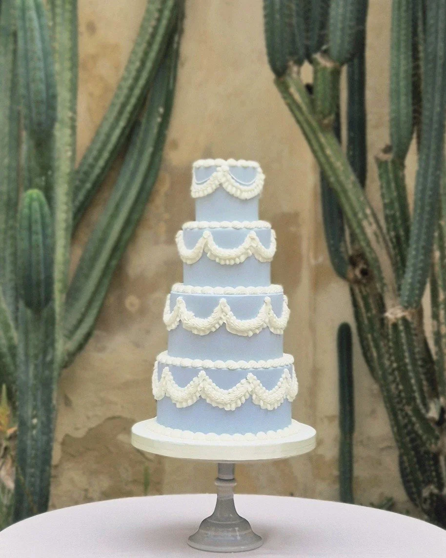 Blue lambeth piped wedding cake