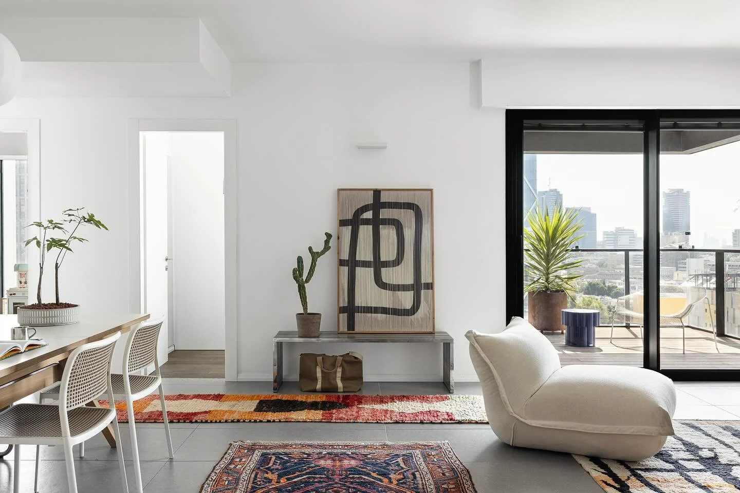 דירות קבלן יכולות להיות ייחודיות. מוצר המוני שהפך כאן לאישי לגמרי. @tchelett @itaybenitphotographer