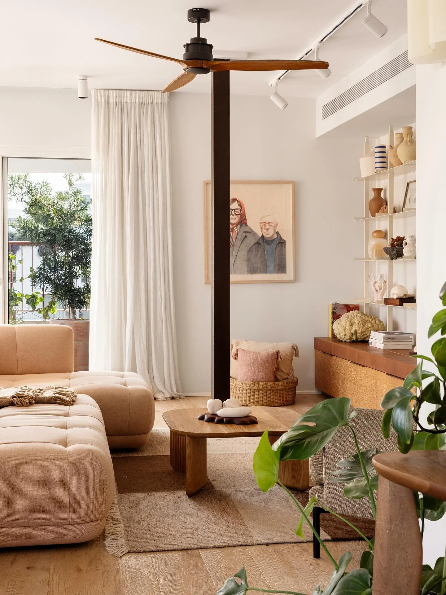 ⁨	בפינה של שדרה הכי איקונית והרחוב הכי מזוהה עם תלאביב דירה שהיא מפלט מהרחוב, ובדיעבד גם מהמציאות. תהליך של שיפוץ מסיבי ותכנון מחדש מאפס. פיצוח התכנית לכדי סדר והגיון. הכנסת חומריות חמה ואוורירית, ומחשבה מעמיקה לכל פינה. הלקוחות אמנים ויוצרים, היה הר