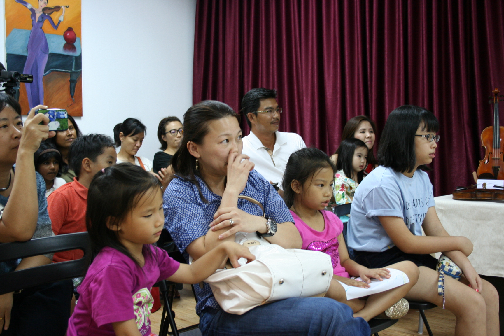 Guests listening to the performances put up by teacher Tingxi, teacher Jeremiah and teacher Wei Yang
